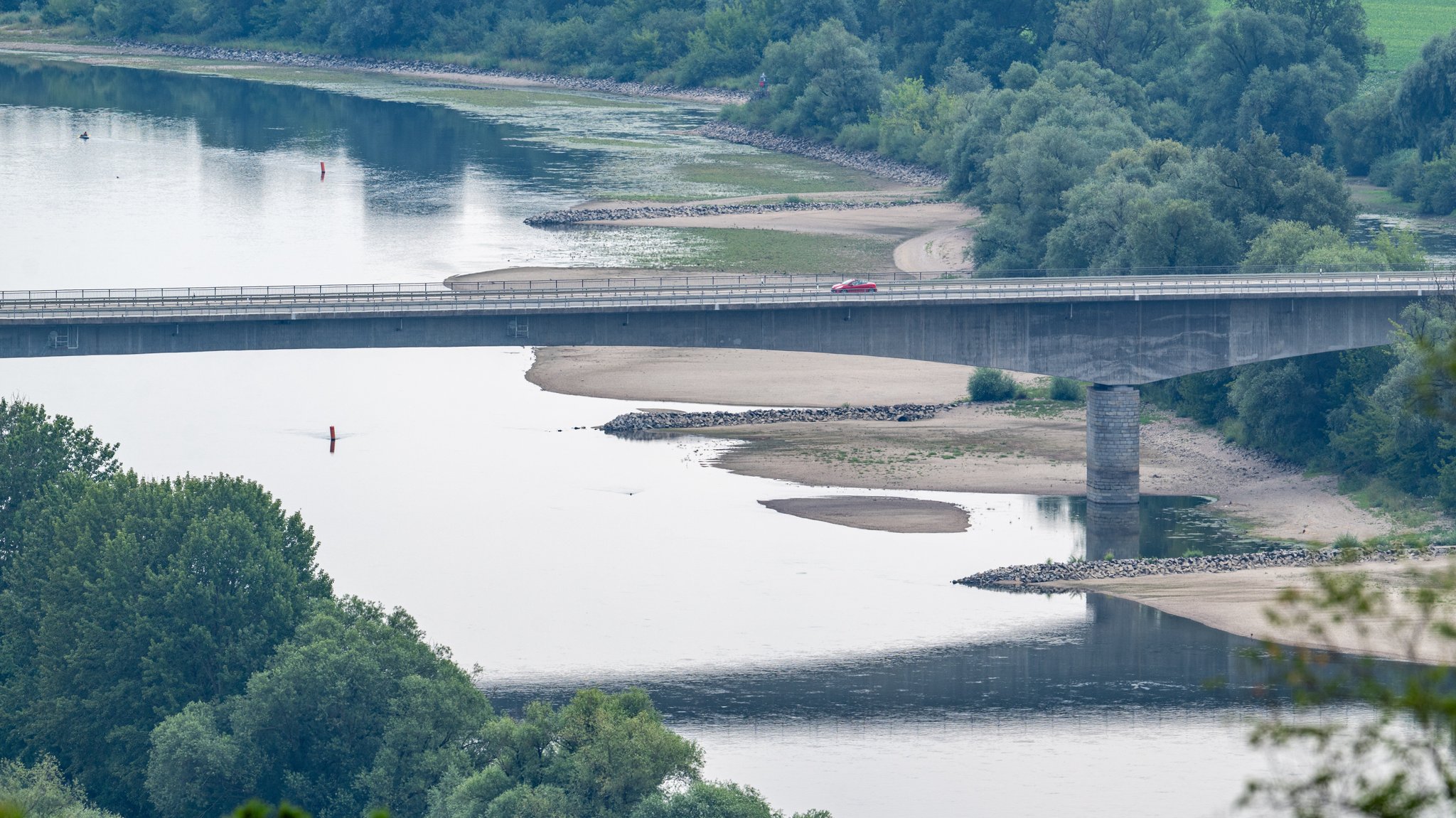 Donau-Niedrigwasser bremst Güter- und Ausflugsschiffe aus