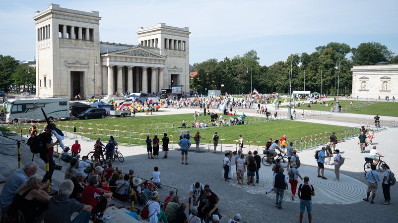 Reichsbürger demonstrieren in München – Gegendemo des DGB | Bild: picture alliance/dpa | - Reichsbürger demonstrieren in München – Gegendemo des DGB