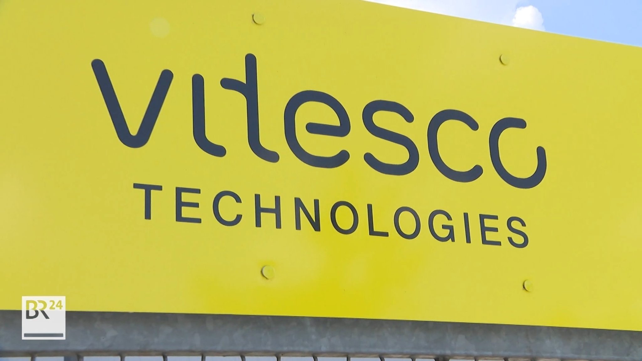 Gelbes Firmenschild mit der Aufschrift "Vitesco Technologies"