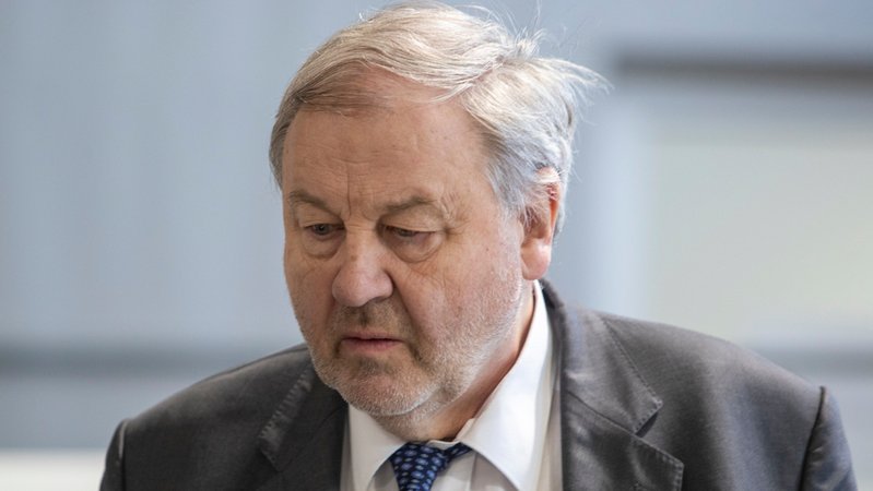 ARCHIV - 30.05.2023, Hessen, Wiesbaden: Der Angeklagte Hanno Berger betritt einen provisorischen Gerichtssaal in Wiesbaden zur Verkündung des Urteils im Cum-Ex Prozess. | Bild: dpa-Bildfunk/Helmut Fricke ARCHIV - 30.05.2023, Hessen, Wiesbaden: Der Angeklagte Hanno Berger betritt einen provisorischen Gerichtssaal in Wiesbaden zur Verkündung des Urteils im Cum-Ex Prozess.