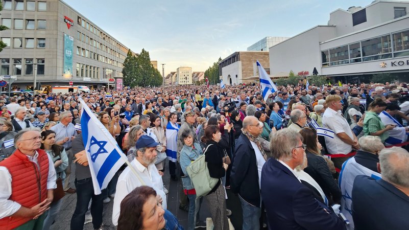 Viele Menschen bekundeten in Nürnberg Solidarität mit Israel. 