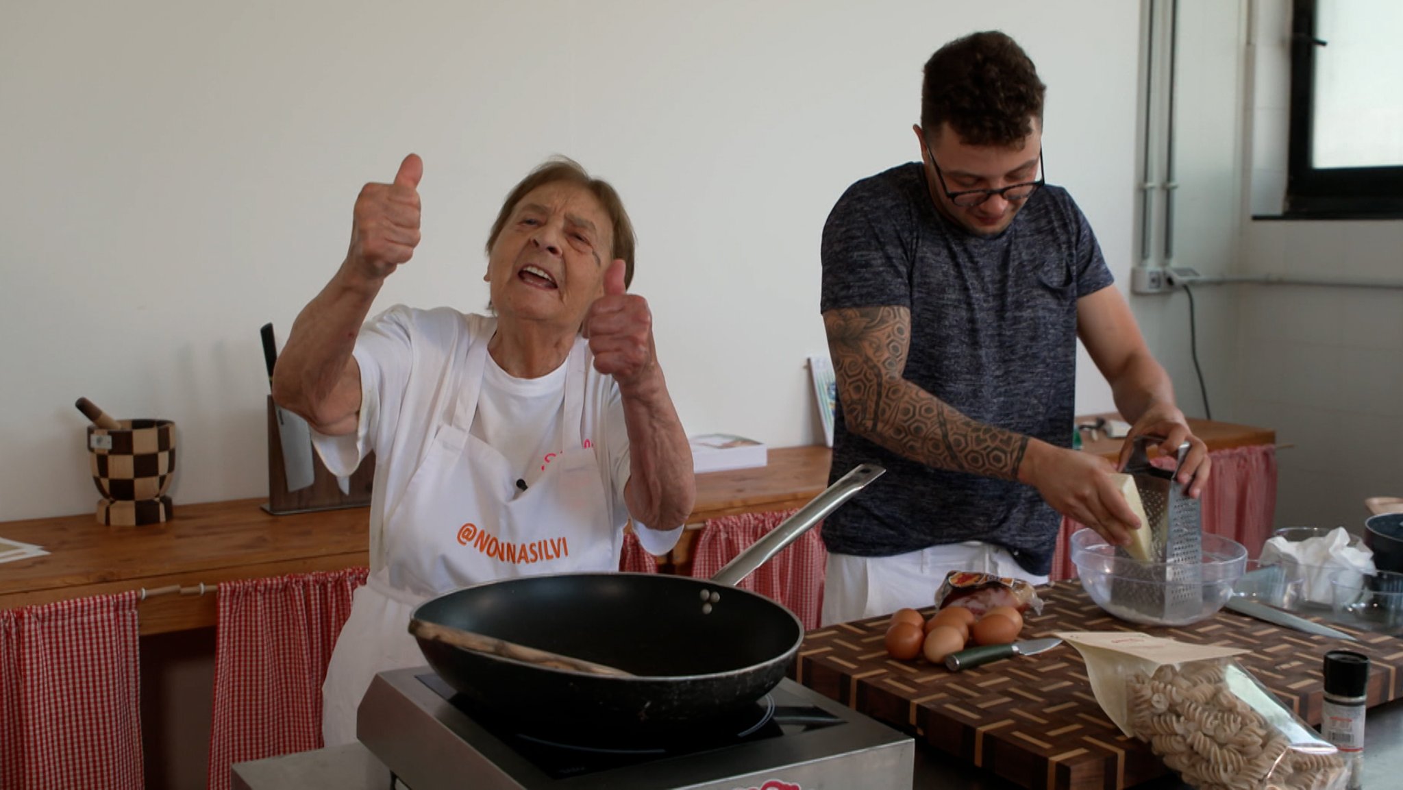 Nonna Silvi und ihr Enkel beim Kochen