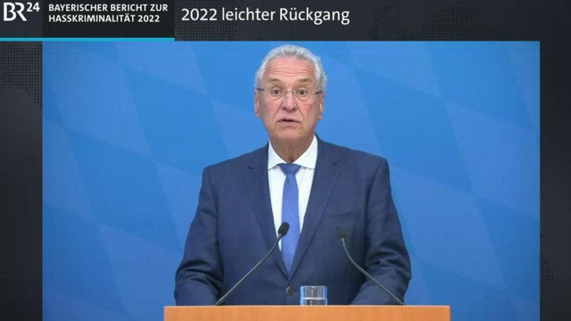 Joachim Herrmann und Georg Eisenreich stellen auf einer Pressekonferenz ein Lagebild zur Hasskriminalität 2022 vor. 