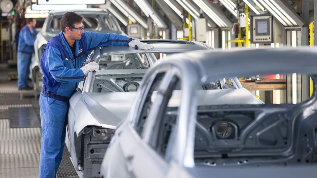 Wegen Lieferengpässen bei Fahrzeugteilen muss das Regensburger BMW-Werk erneut die Produktion stoppen.