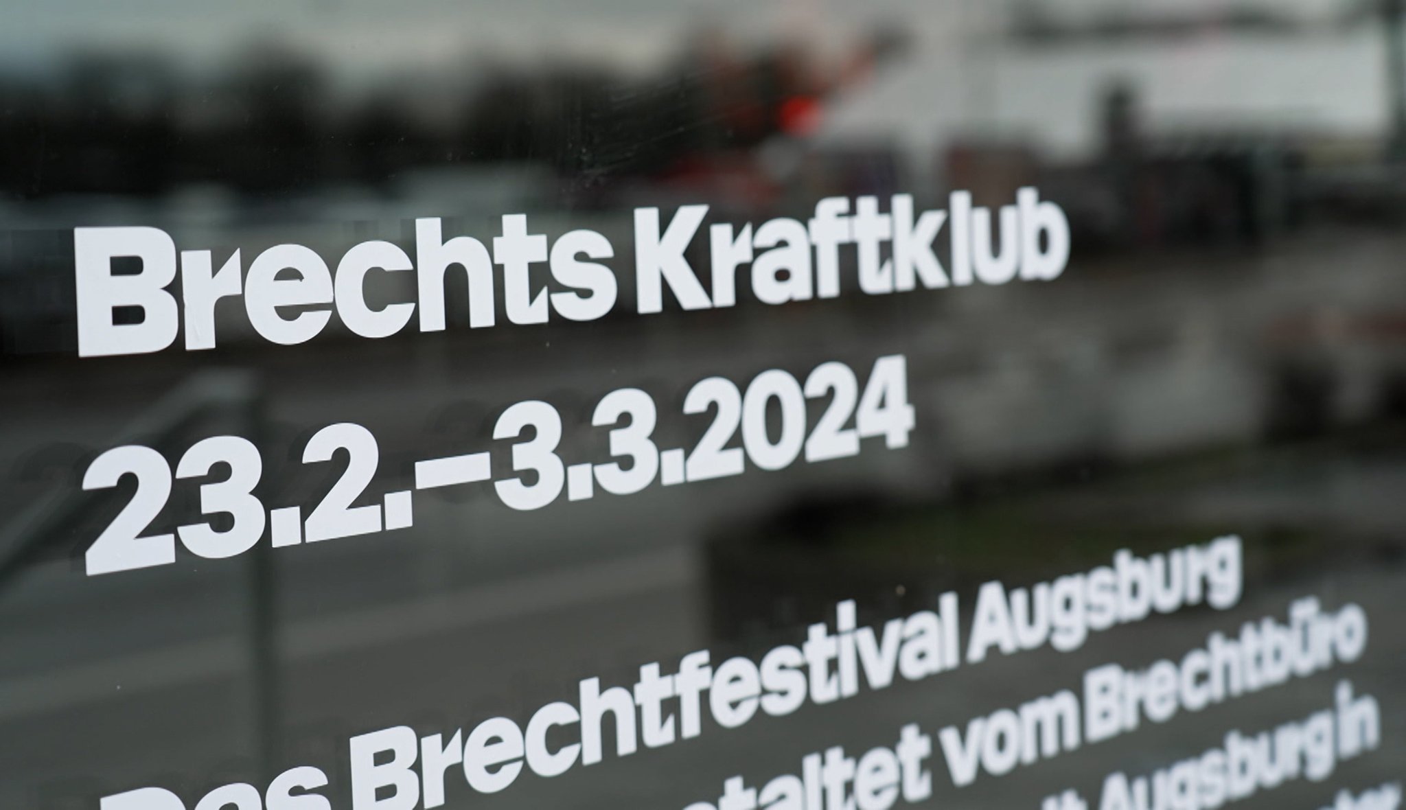 Kann Bertolt Brechts Lebenswerk Antwort auf die Fragen unserer Zeit geben? Das versucht gerade das Brecht-Festival in Augsburg zu klären und geht dabei ungewöhnliche Wege. 