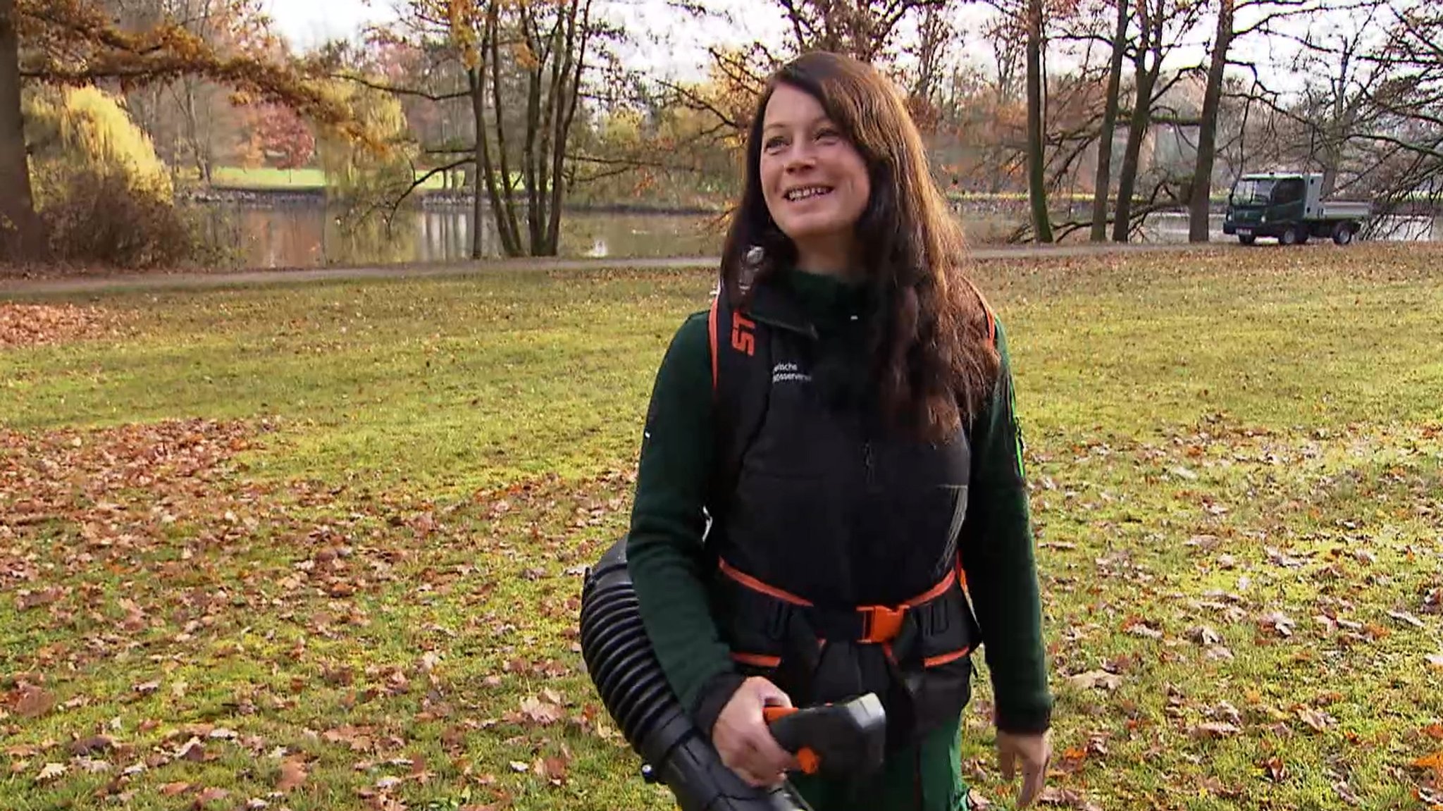 Gärtnerin mit Elektrowerkzeug im Einsatz. | Bild: BR Gärtnerin mit Elektrowerkzeug im Einsatz.