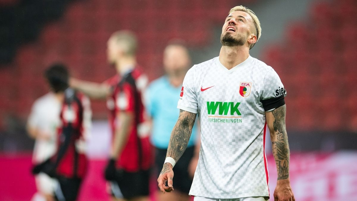 Niklas Dorsch vom FC Augsburg schaut enttäuscht Richtung Himmel