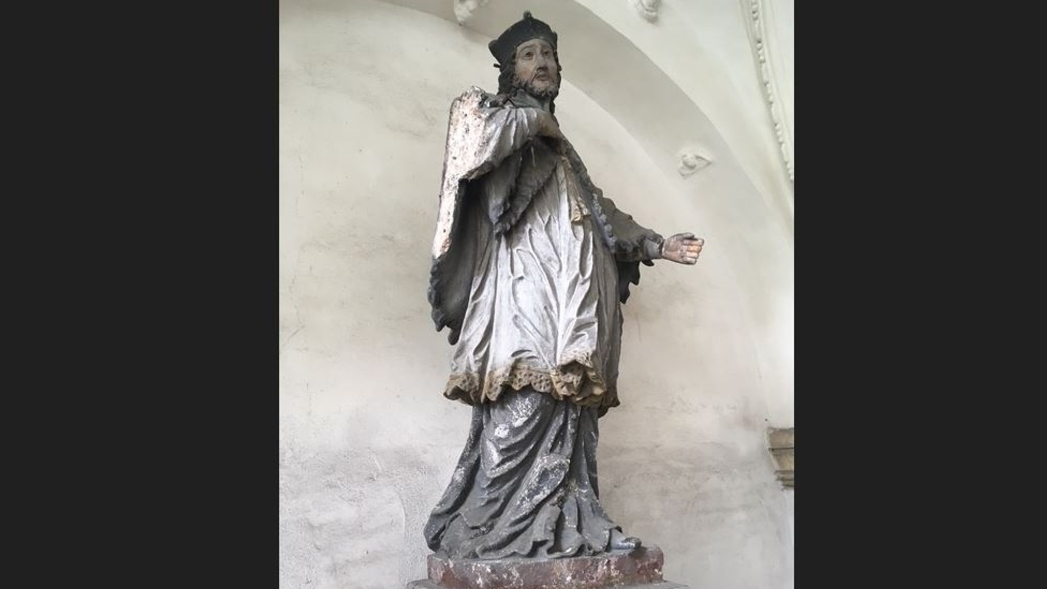Beschädigte Heiligenstatue vor der Kirche St. Vitus. | Bild: medbo KU © Lissy Höller Beschädigte Heiligenstatue vor der Kirche St. Vitus.