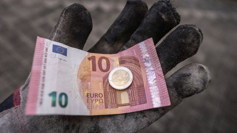 Der Mindestlohn soll laut Vorschlag in zwei Schritten auf 12, 83 Euro steigen