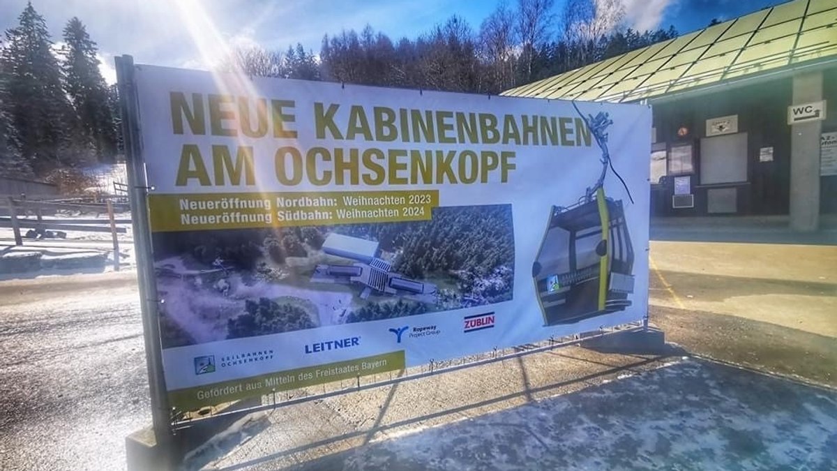 Ein Plakat macht auf "Neue Kabinenbahnen am Ochsenkopf" aufmerksam. 