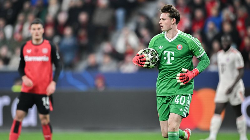 11.03.2025, Nordrhein-Westfalen, Leverkusen: Fußball: Champions League, Bayer Leverkusen - Bayern München, K.o.-Runde, Achtelfinale, Rückspiele, BayArena. Münchens Torwart Jonas Urbig in Aktion. Foto: Fabian Strauch/dpa +++ dpa-Bildfunk +++ | Bild: dpa-Bildfunk/Fabian Strauch 11.03.2025, Nordrhein-Westfalen, Leverkusen: Fußball: Champions League, Bayer Leverkusen - Bayern München, K.o.-Runde, Achtelfinale, Rückspiele, BayArena. Münchens Torwart Jonas Urbig in Aktion. Foto: Fabian Strauch/dpa +++ dpa-Bildfunk +++