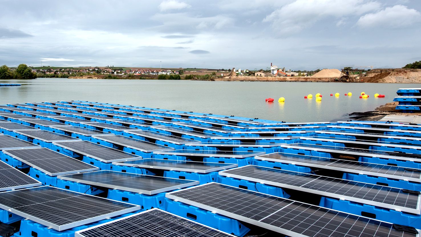 Schwimmende Solarzellen auf einem Kiesweiher im fränkischen Dettelbach
