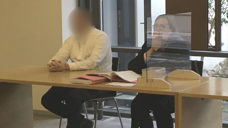 Wegen sexuellen Missbrauchs angeklagter Priester vor dem Amtsgericht Bad Kissingen