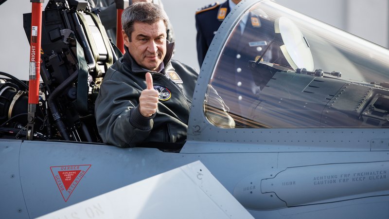 Markus Söder 2021 bei einem Besuch bei Airbus Defence and Space in Manching | Bild: picture alliance/dpa | Matthias Balk Markus Söder 2021 bei einem Besuch bei Airbus Defence and Space in Manching