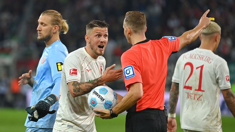 FCA-Kapitän Jeffrey Gouweleeuw | Bild: picture-alliance / dpa FCA-Kapitän Jeffrey Gouweleeuw