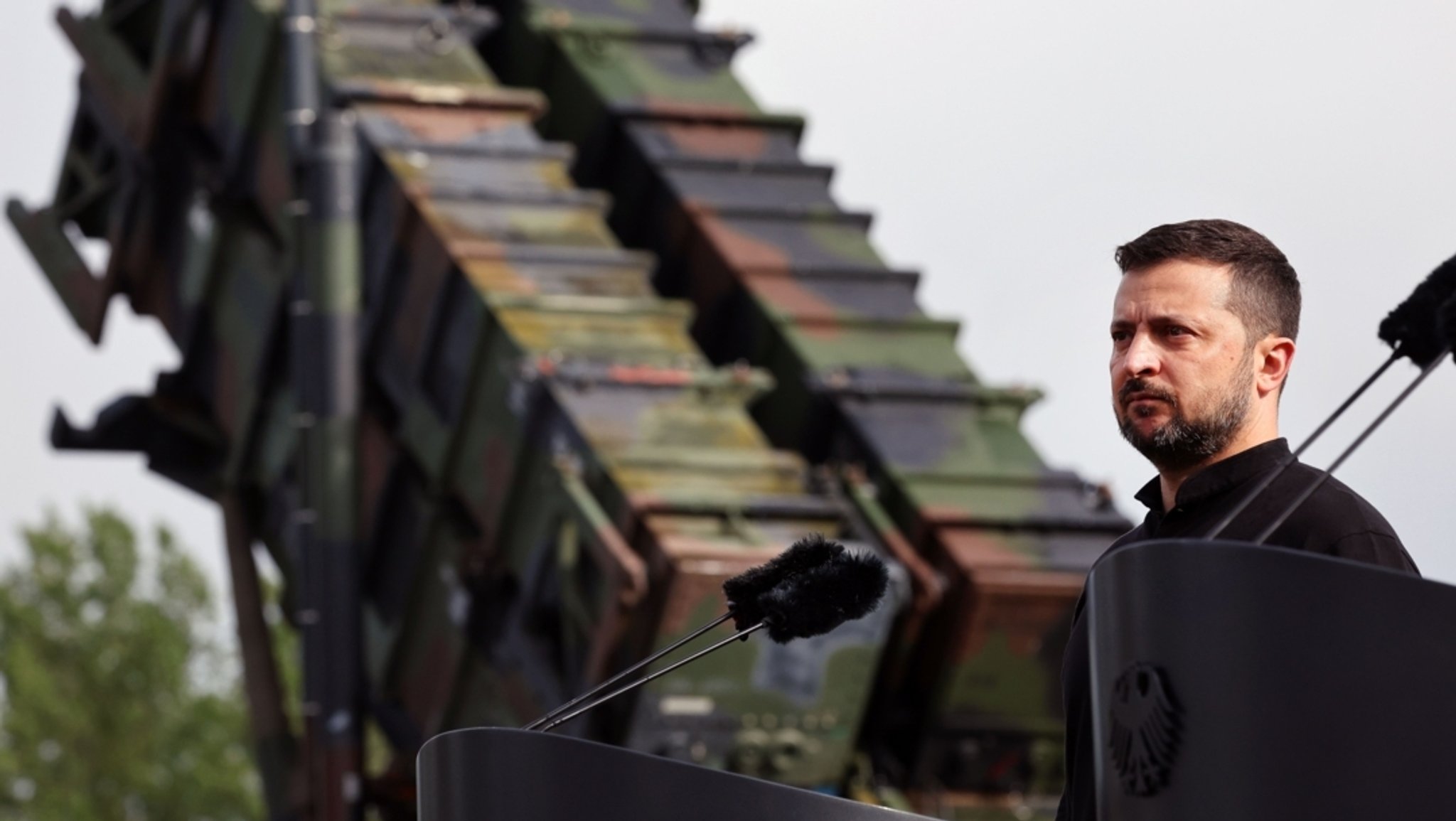 Archivbild vom 11.06.2024: Wolodymyr Selenskyj, Präsident der Ukraine, vor einem Flugabwehrraketensystem vom Typ "Patriot". | Bild: dpa-Bildfunk/Jens Büttner Archivbild vom 11.06.2024: Wolodymyr Selenskyj, Präsident der Ukraine, vor einem Flugabwehrraketensystem vom Typ "Patriot".