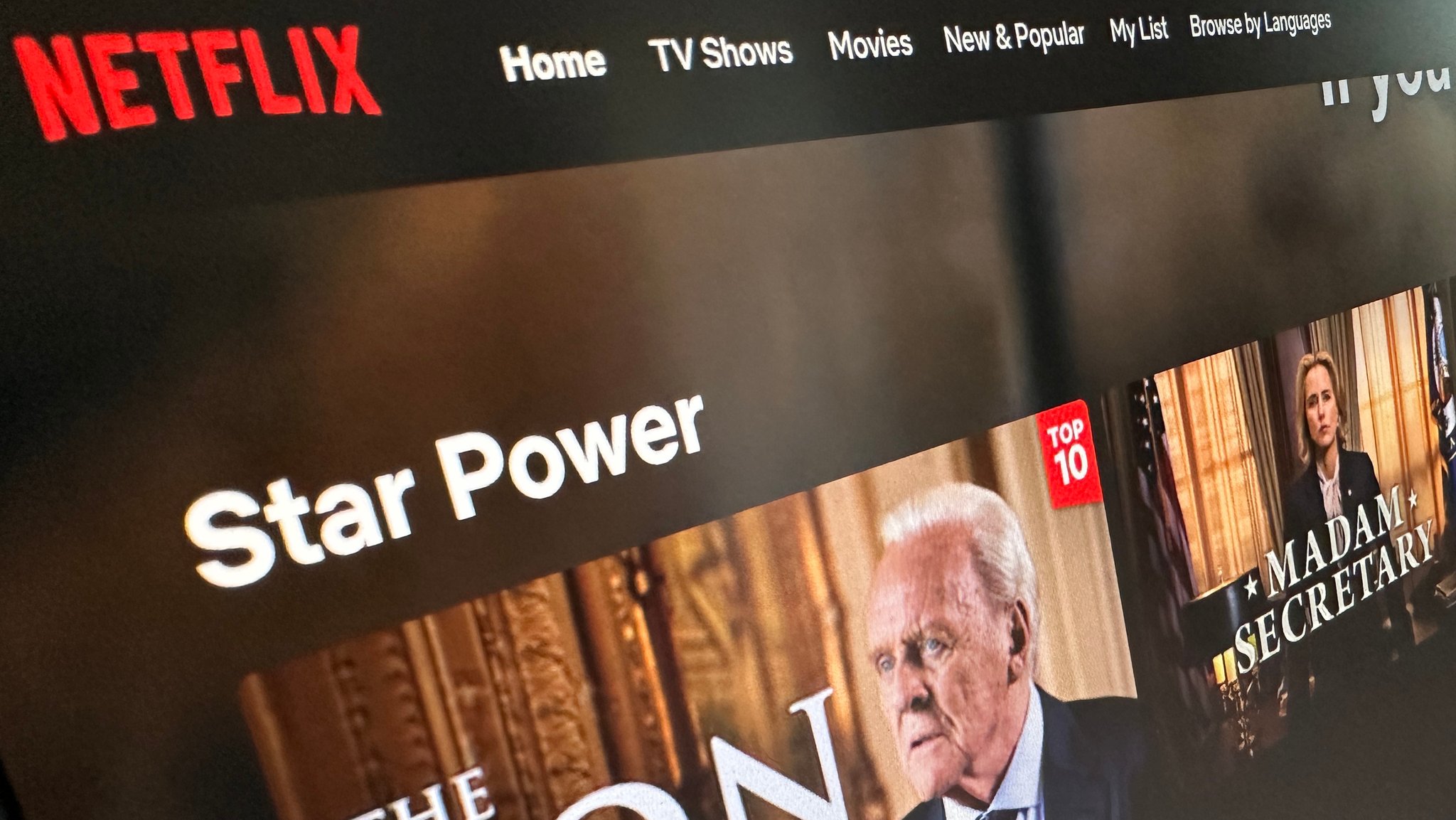 Netflix verschärft seine Nutzungsbedingungen und erhebt zusätzliche Gebühren für das Teilen von Konten außerhalb des Haushalts. Die Maßnahme trifft Abonnenten in Deutschland und den USA und markiert einen Wendepunkt in der Streaming-Industrie. | Bild: Marcus Schuler (BR) Netflix verschärft seine Nutzungsbedingungen und erhebt zusätzliche Gebühren für das Teilen von Konten außerhalb des Haushalts. Die Maßnahme trifft Abonnenten in Deutschland und den USA und markiert einen Wendepunkt in der Streaming-Industrie.