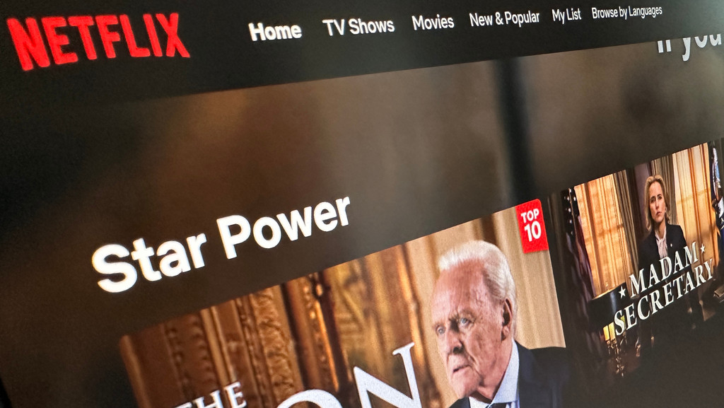 Netflix verschärft seine Nutzungsbedingungen und erhebt zusätzliche Gebühren für das Teilen von Konten außerhalb des Haushalts. Die Maßnahme trifft Abonnenten in Deutschland und den USA und markiert einen Wendepunkt in der Streaming-Industrie.