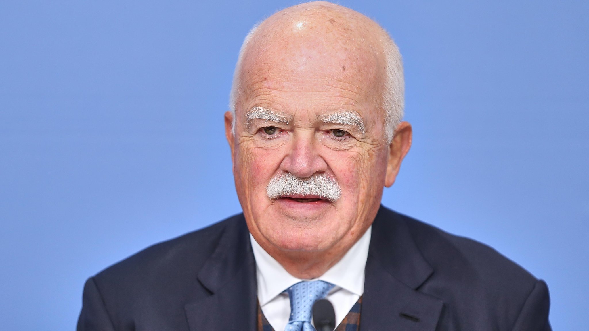Peter Gauweiler vertritt Hasan Ismaik in der rechtlichen Auseinandersetzung mit dem e.V. des TSV 1860 München. | Bild: picture-alliance / dpa Peter Gauweiler vertritt Hasan Ismaik in der rechtlichen Auseinandersetzung mit dem e.V. des TSV 1860 München.