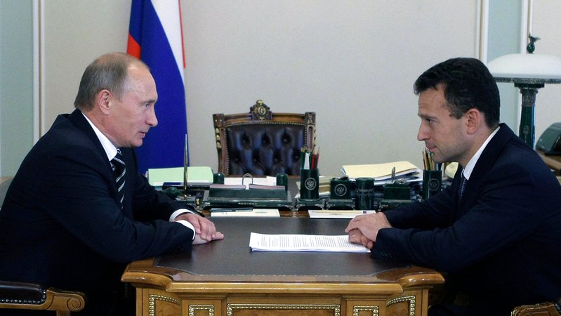 Beide sitzen sich an einem Schreibtisch gegenüber | Bild: Alexei Nikolsky/Picture Alliance Beide sitzen sich an einem Schreibtisch gegenüber