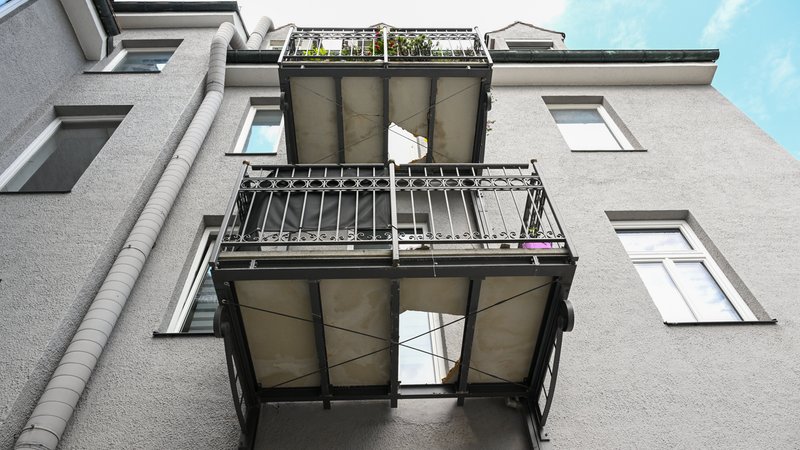 Eine 80-jährige Rentnerin ist in München in den Tod gestürzt, weil ihr Balkon plötzlich eingebrochen war. | Bild: Hannes Magerstädt Eine 80-jährige Rentnerin ist in München in den Tod gestürzt, weil ihr Balkon plötzlich eingebrochen war.