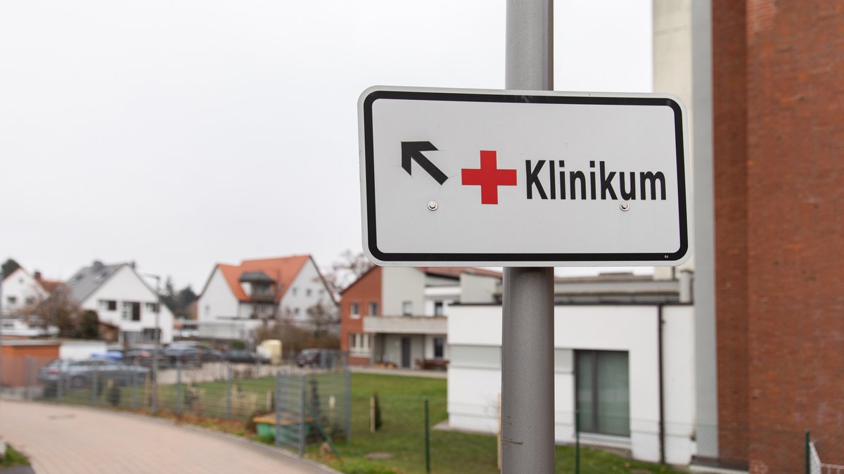 Zu sehen ist ein Straßenschild mit der Aufschrift "Klinikum". 