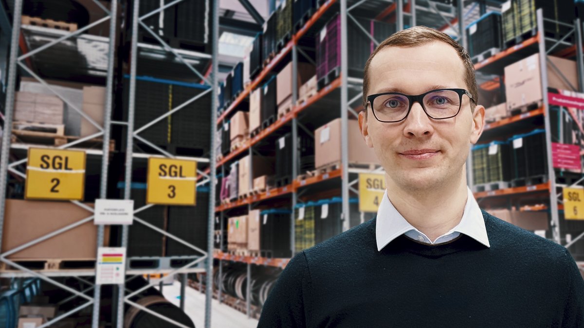 Mann vor einer Lagerhalle 