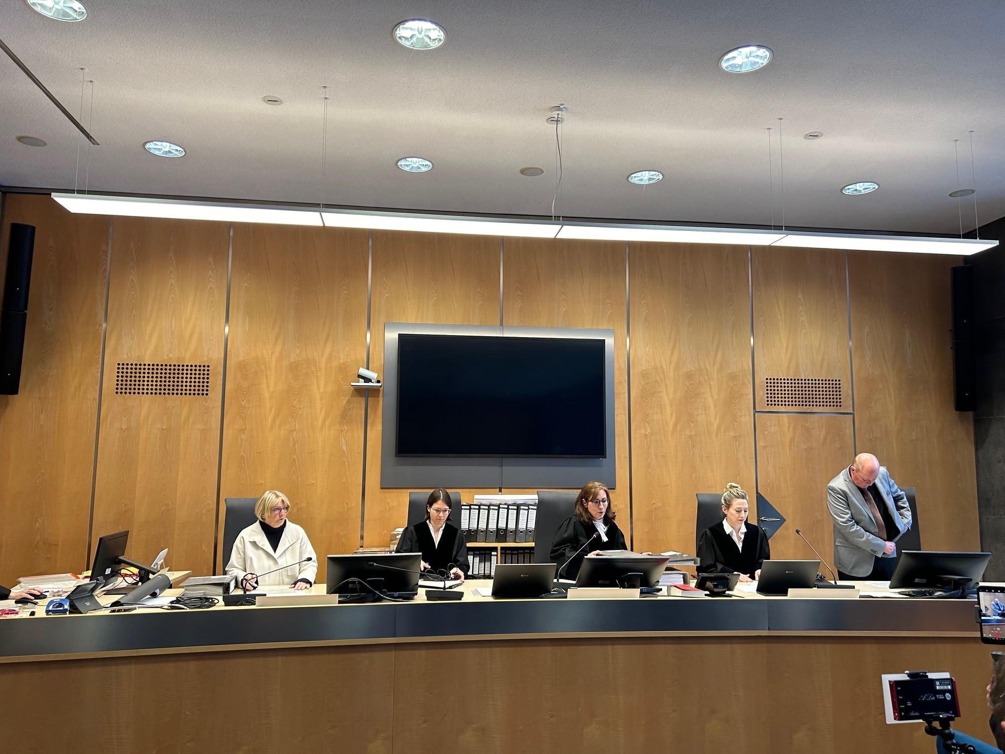 Das Verfahren gegen einen zum Tatzeitpunkt 17-Jährigen findet vor dem Landgericht Coburg unter Ausschluss der Öffentlichkeit statt. 