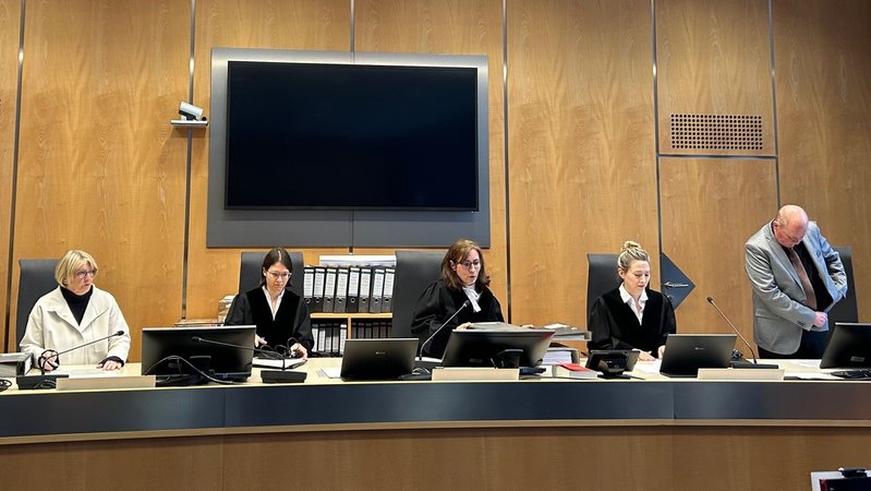 Das Verfahren gegen einen zum Tatzeitpunkt 17-Jährigen findet vor dem Landgericht Coburg unter Ausschluss der Öffentlichkeit statt. 