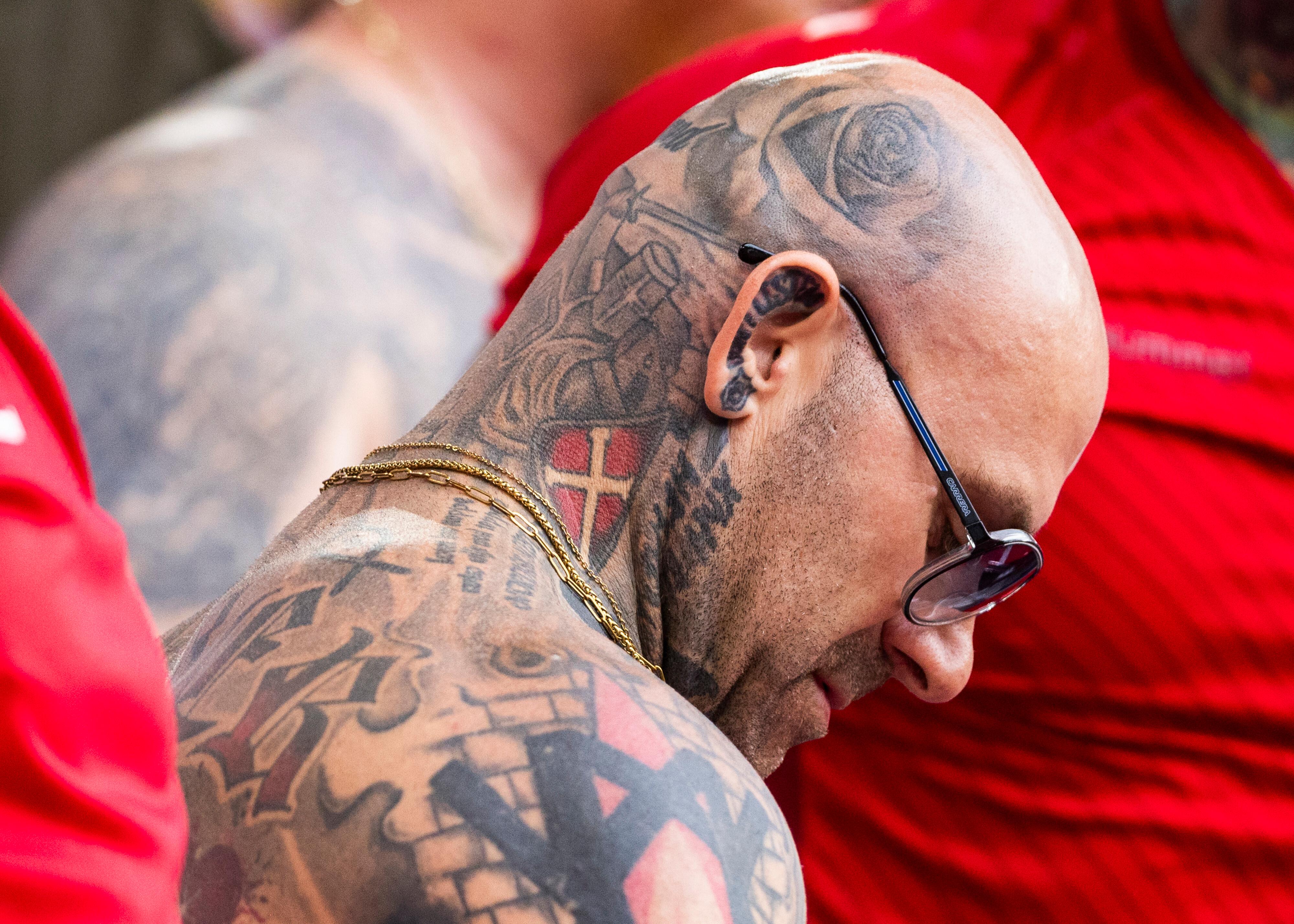 Fußball-Fan mit vielen Tattoos