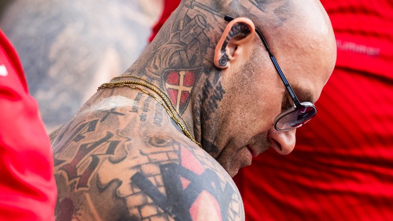 Fußball-Fan mit vielen Tattoos | Bild: picture alliance / pressefoto Mika Volkmann | Mika Volkmann Fußball-Fan mit vielen Tattoos