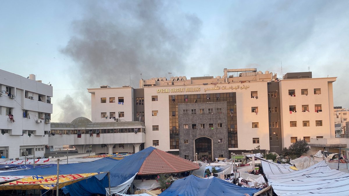 Rauch im Hintergrund des Schifa-Krankenhauses