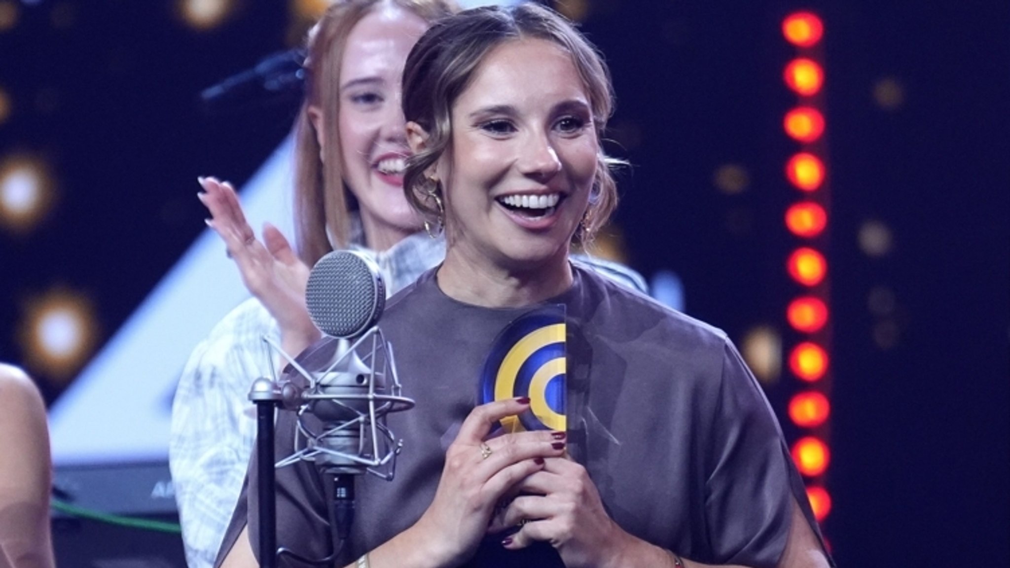 beste-newcomerin-sina-wende-gewinnt-deutschen-radiopreis-br24