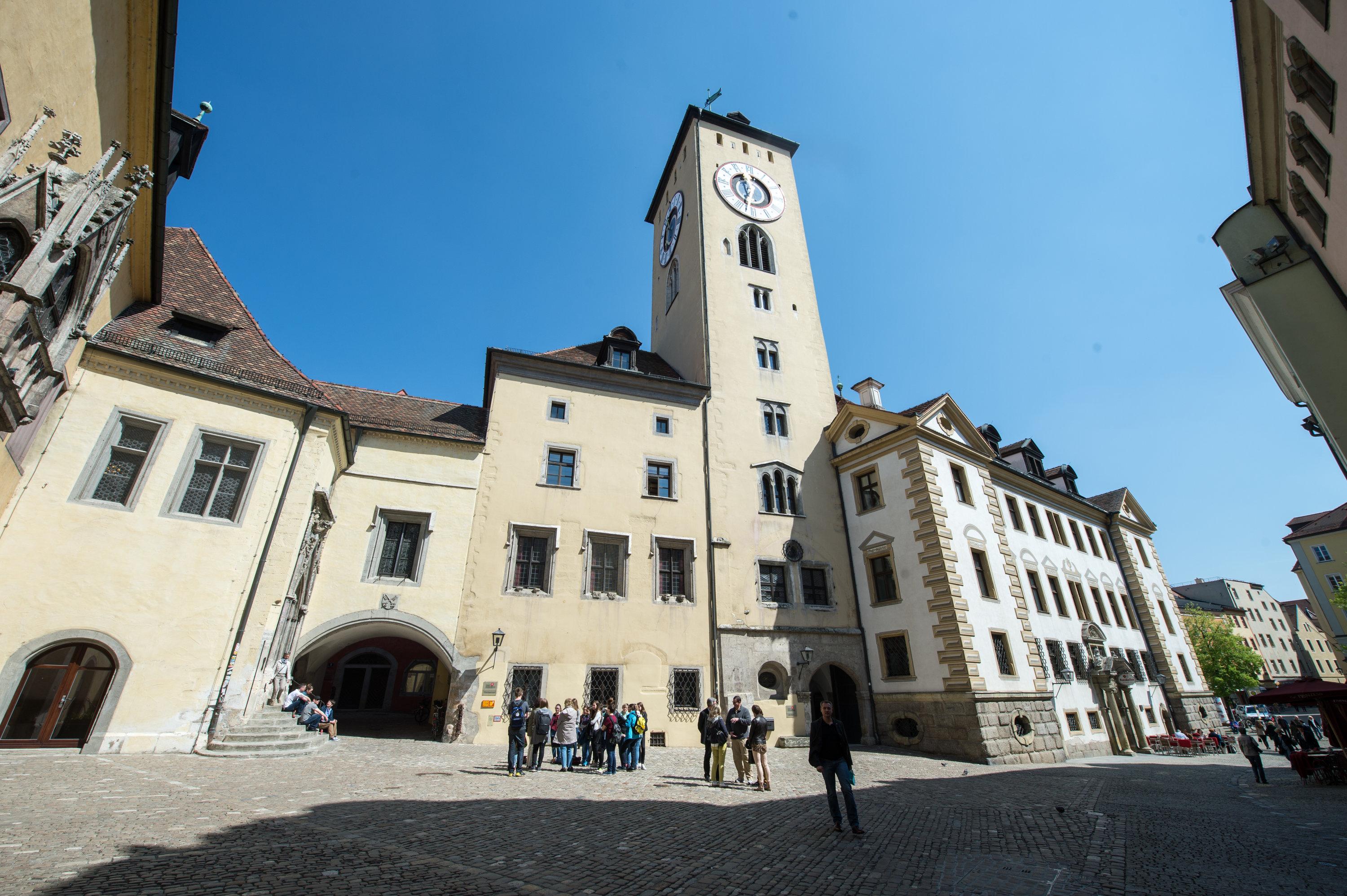 Das Alte Rathaus in der Altstadt von Regensburg von außen.