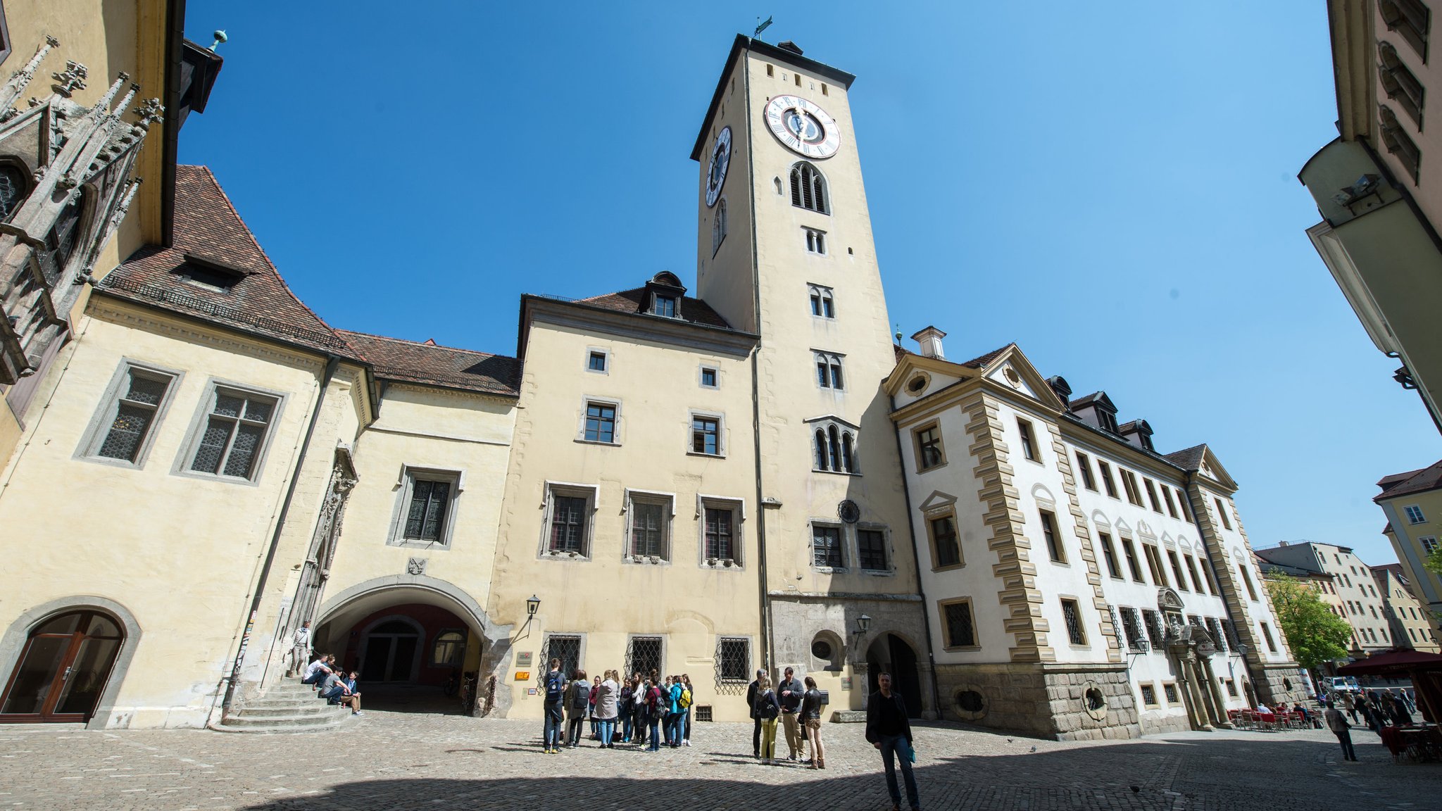 Das Alte Rathaus in der Altstadt von Regensburg von außen.