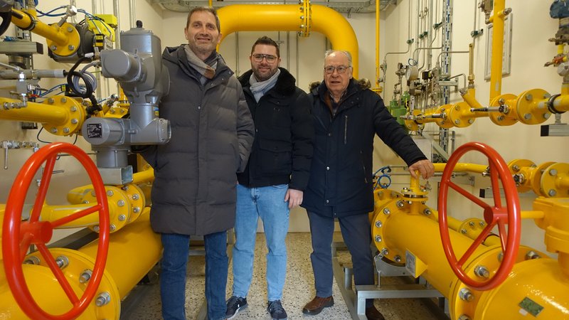 Verantwortlich für die Energiewende in Haßfurt: Norbert Zösch, Felix Zösch (beide Stadtwerk GmbH) und Ex-Bürgermeister Rudi Eck (vlnr). | Bild: Wolfram Hanke BR Verantwortlich für die Energiewende in Haßfurt: Norbert Zösch, Felix Zösch (beide Stadtwerk GmbH) und Ex-Bürgermeister Rudi Eck (vlnr).