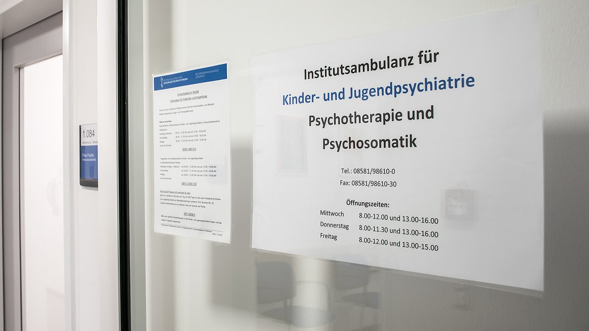 Hinweisschild auf Psychiatrische Institutsambulanz Waldkirchen