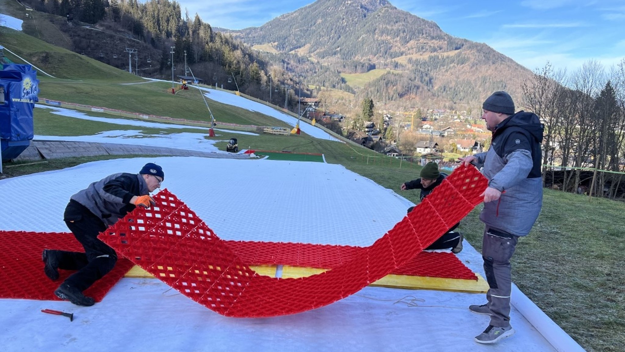 Kunststoff statt Schnee: Plastik-Piste im Grünen