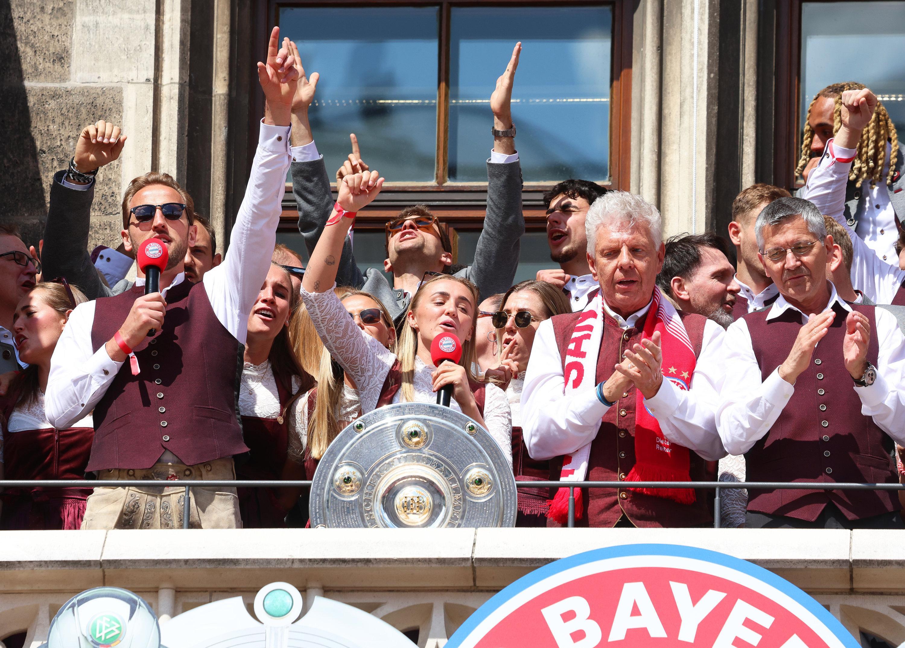 18.05.2025, Bayern, München: Fußball: Bundesliga, Meisterfeier der Fußballerinnen und Fußballer des FC Bayern München, Harry Kane (l) und Georgia Stanway (Mitte l) feiern mit Dieter Reiter (SPD, Mitte r), Oberbürgermeister von München, und Herbert Hainer (r), Präsident von Bayern München, auf dem Rathaus-Balkon. 