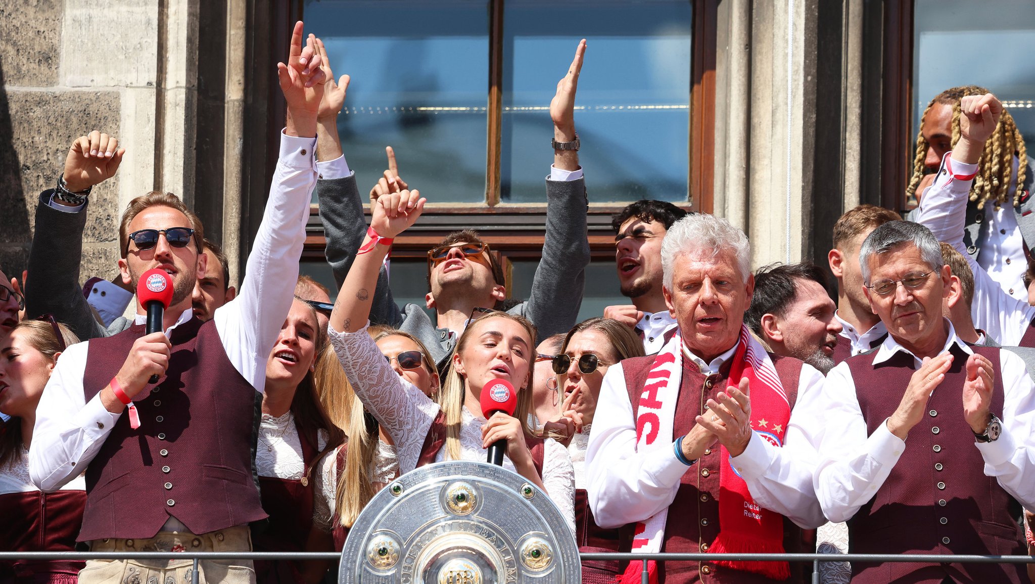 18.05.2025, Bayern, München: Fußball: Bundesliga, Meisterfeier der Fußballerinnen und Fußballer des FC Bayern München, Harry Kane (l) und Georgia Stanway (Mitte l) feiern mit Dieter Reiter (SPD, Mitte r), Oberbürgermeister von München, und Herbert Hainer (r), Präsident von Bayern München, auf dem Rathaus-Balkon. 