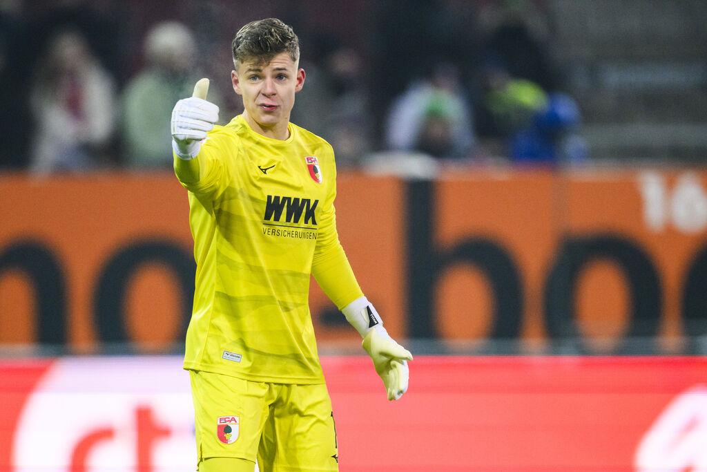 ARCHIV - 03.12.2023, Bayern, Augsburg: Fußball: Bundesliga, FC Augsburg - Eintracht Frankfurt, 13. Spieltag, WWK-Arena. Augsburgs Torwart Finn Dahmen gestikuliert. Er darf sich auf das Wiedersehen mit Dortmund freuen. (zu dpa: «Gegensätzliche BVB-Erinnerungen für ein Augsburger Duo») Foto: Tom Weller/dpa +++ dpa-Bildfunk +++