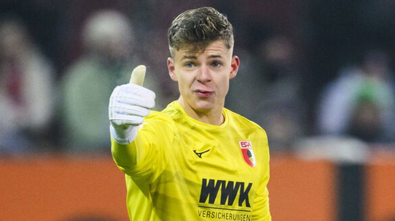 ARCHIV - 03.12.2023, Bayern, Augsburg: Fußball: Bundesliga, FC Augsburg - Eintracht Frankfurt, 13. Spieltag, WWK-Arena. Augsburgs Torwart Finn Dahmen gestikuliert. Er darf sich auf das Wiedersehen mit Dortmund freuen. (zu dpa: «Gegensätzliche BVB-Erinnerungen für ein Augsburger Duo») Foto: Tom Weller/dpa +++ dpa-Bildfunk +++ | Bild: dpa-Bildfunk/Tom Weller ARCHIV - 03.12.2023, Bayern, Augsburg: Fußball: Bundesliga, FC Augsburg - Eintracht Frankfurt, 13. Spieltag, WWK-Arena. Augsburgs Torwart Finn Dahmen gestikuliert. Er darf sich auf das Wiedersehen mit Dortmund freuen. (zu dpa: «Gegensätzliche BVB-Erinnerungen für ein Augsburger Duo») Foto: Tom Weller/dpa +++ dpa-Bildfunk +++