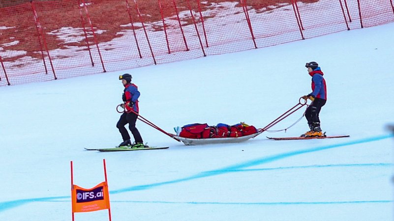Skirennläuferin Nina Ortlieb wird nach einem Sturz bei bei der Abfahrt in Garmisch-Partenkirchen abtransportiert | Bild: IMAGO/GEPA Pictures Skirennläuferin Nina Ortlieb wird nach einem Sturz bei bei der Abfahrt in Garmisch-Partenkirchen abtransportiert