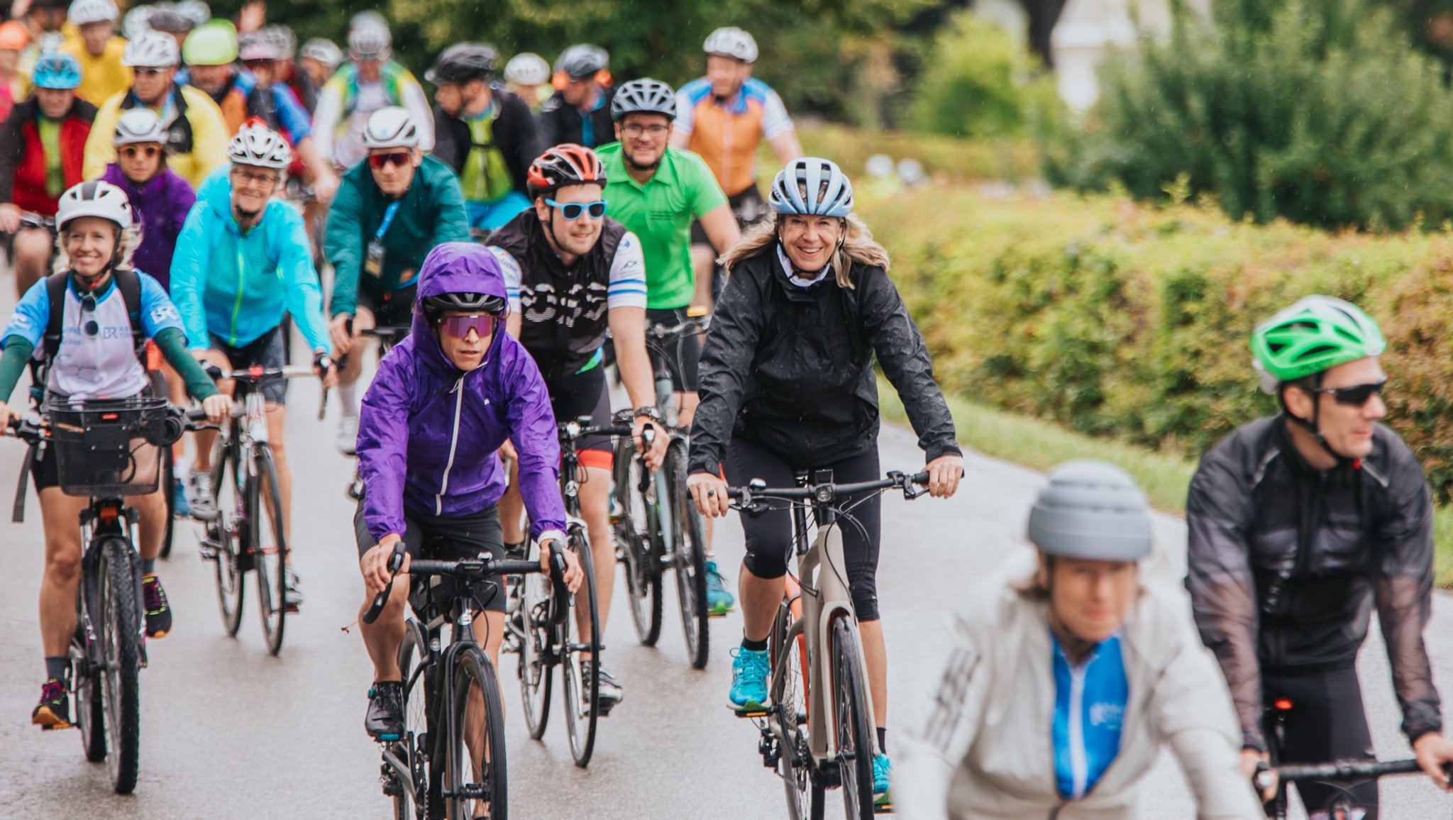 BR-Intendantin Dr. Katja Wildermuth inmitten anderer Radler bei der 4. Etappe der BR-Radltour