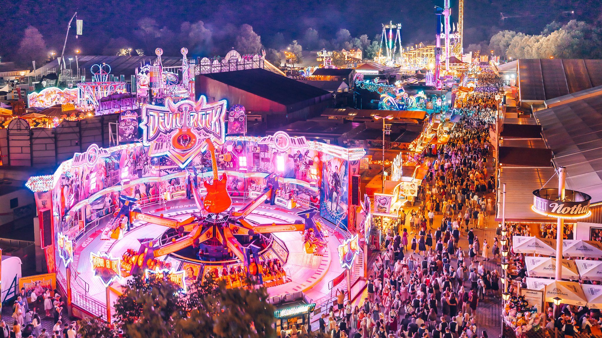 Der Festplatz am Hagen während des Gäubodenvolksfestes