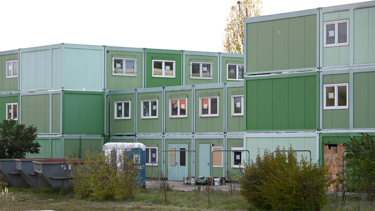 Flüchtlingsunterkunft / Containerlandschaft im sogenannten Bernayspark zwischen Rathenaustraße und Thalhoferstraße im Münchner Norden