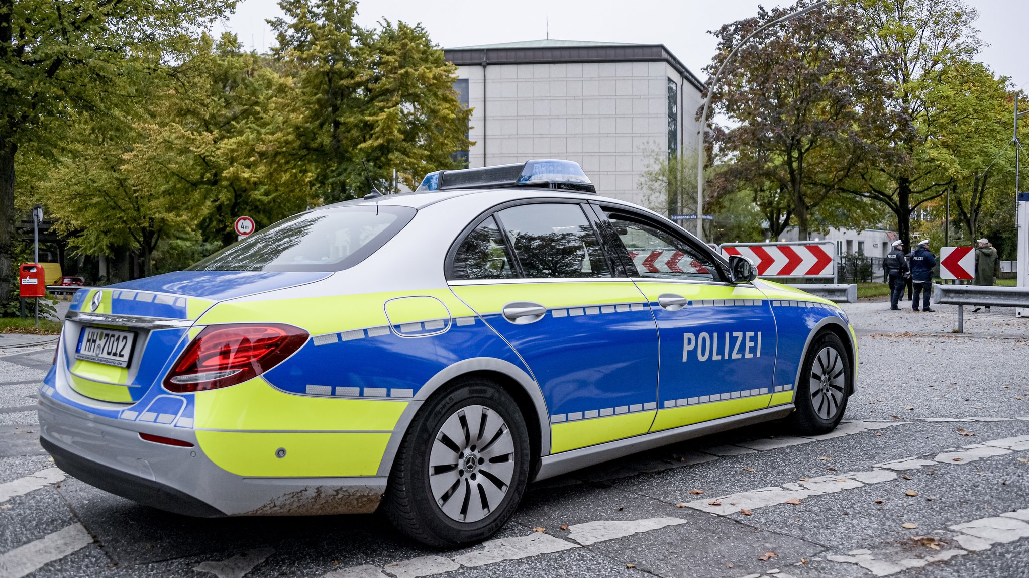 Polizeiwagen vor der jüdischen Synagoge in Hamburg im Stadtteil Eimsbüttel (Archivbild). 