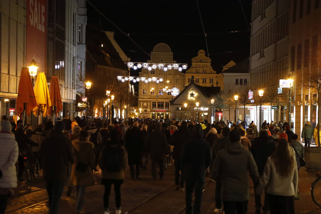 Viele Menschen gehen durch Augsburgs Innenstadt