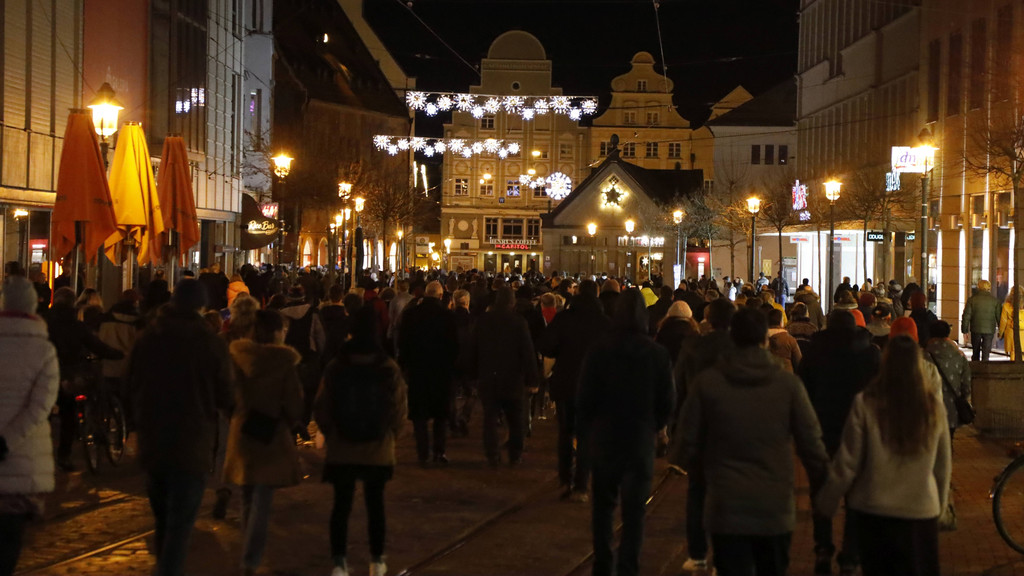 Viele Menschen gehen durch Augsburgs Innenstadt