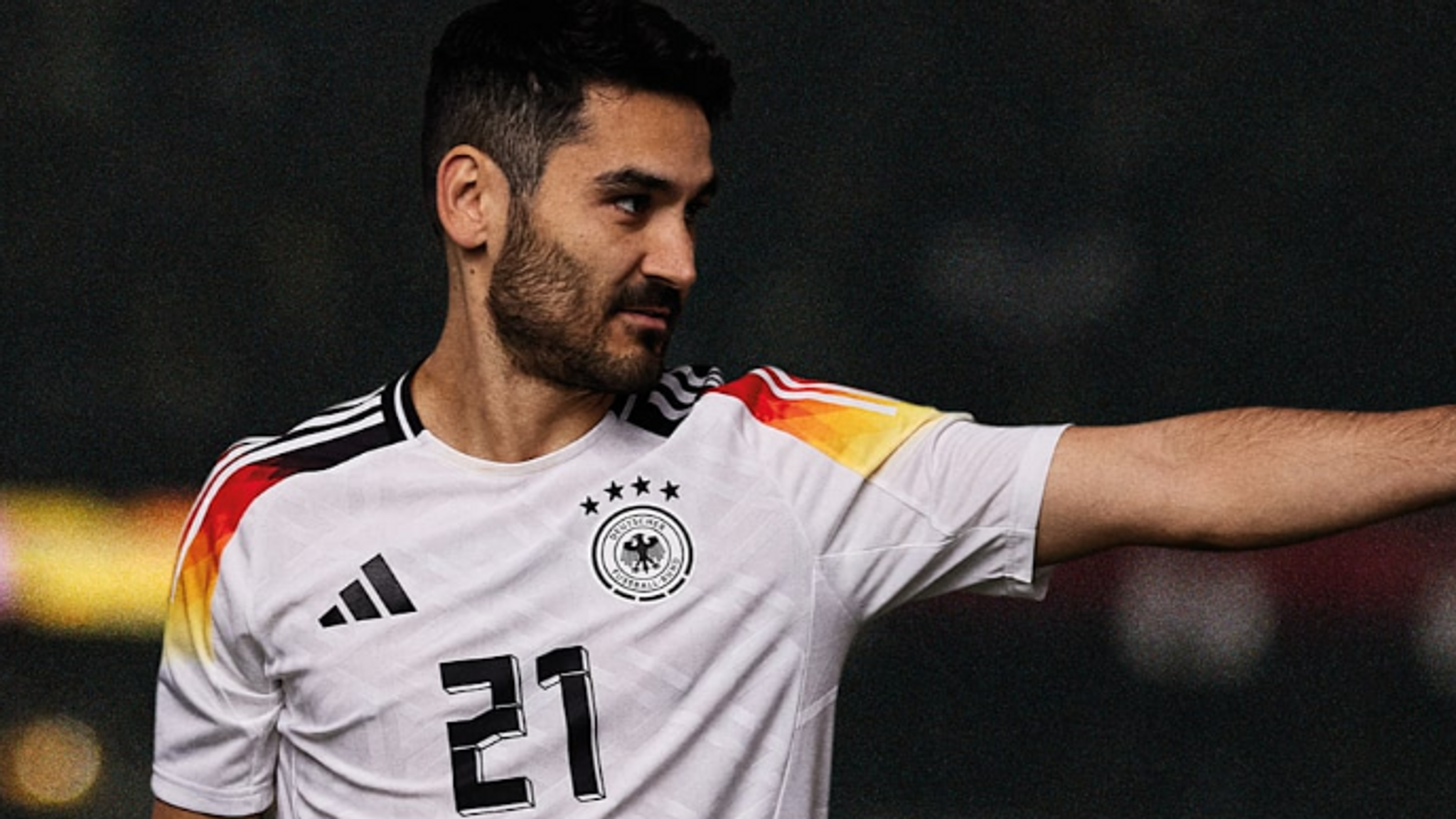 Ilkay Gündogan im neuen Heim-Trikot der deutschen Nationalmannschaft.